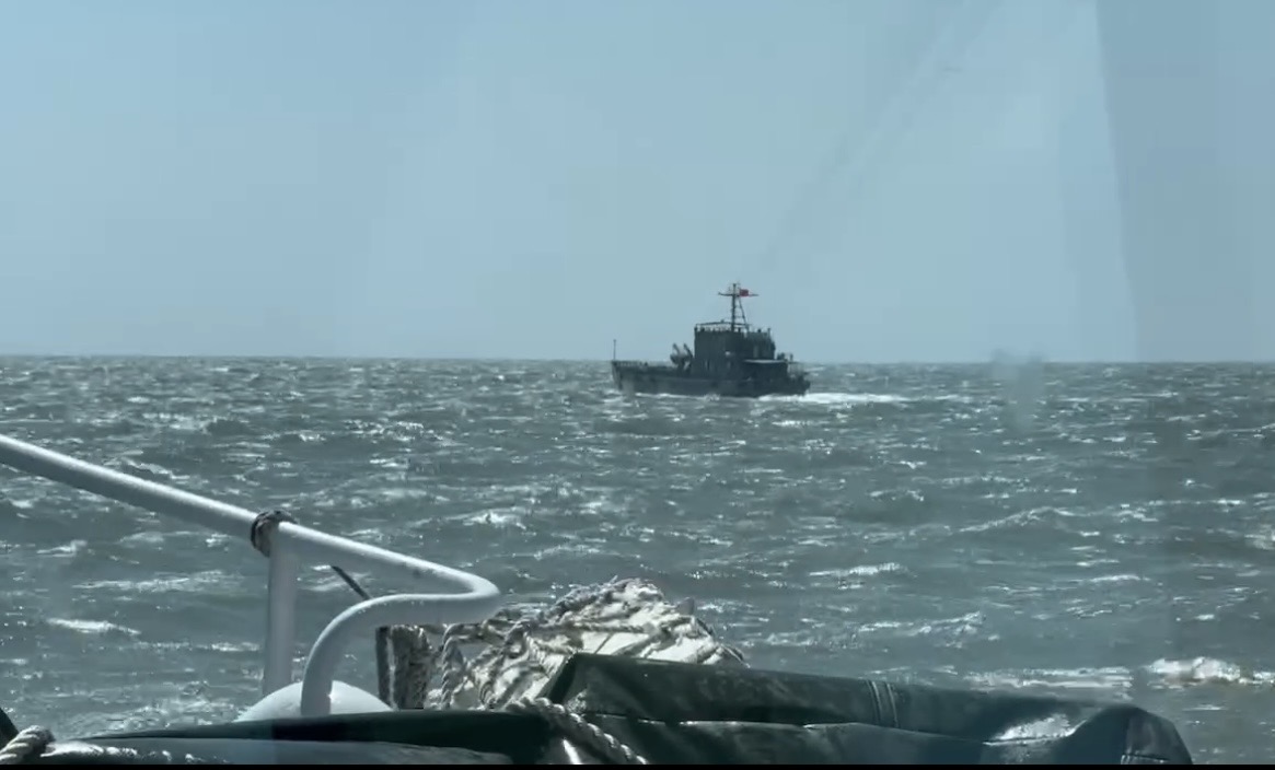 中國陸軍補給船航經金門水域 海巡監控驅離