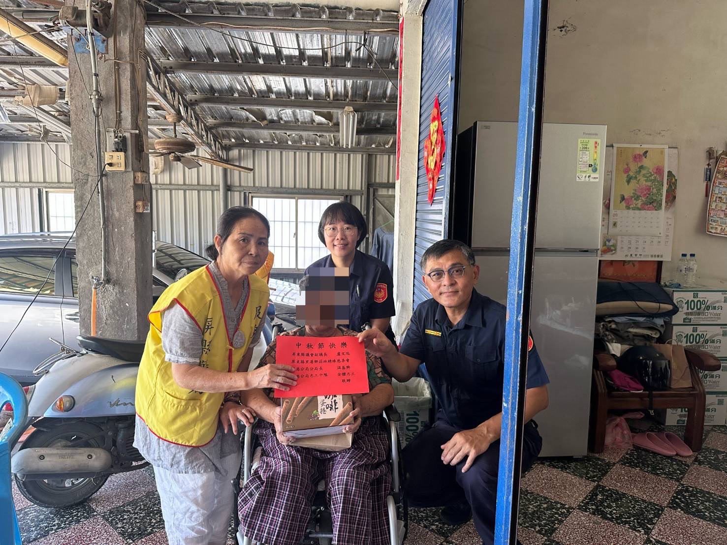 里港警分局秋節送暖 關懷160戶弱勢家庭