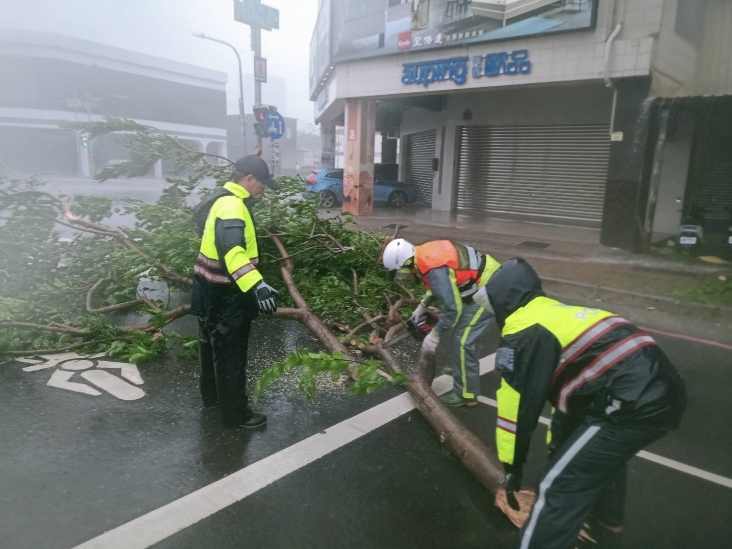 風雨漸歇，三民一分局全力投入復原工作    恢復轄內道路順暢