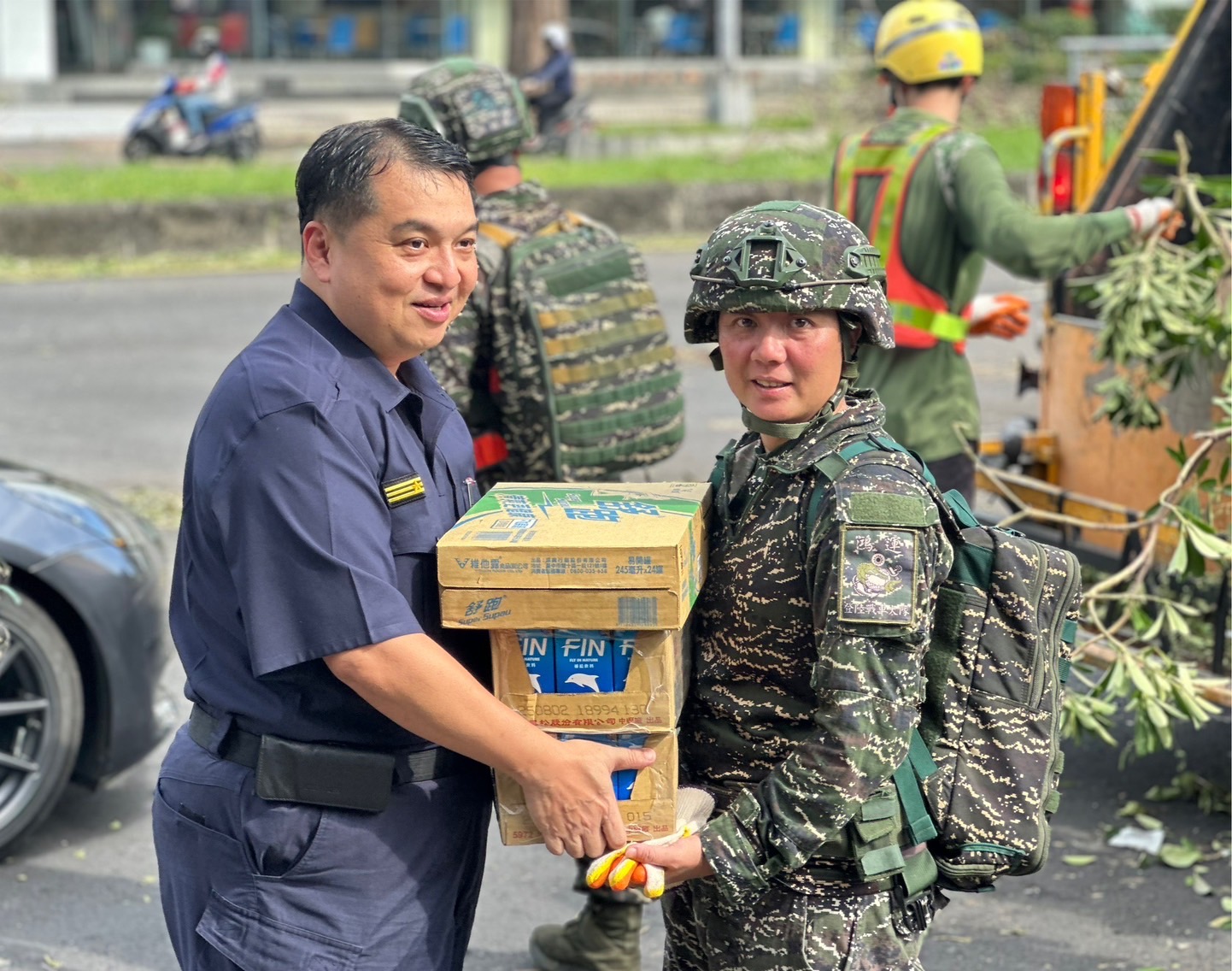 他一個動作  溫暖了災後復原國軍弟兄、環保清潔同仁的心