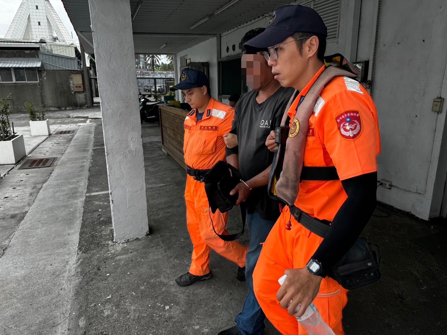 【通緝犯欲搭船出海　海巡人員逮捕歸案】