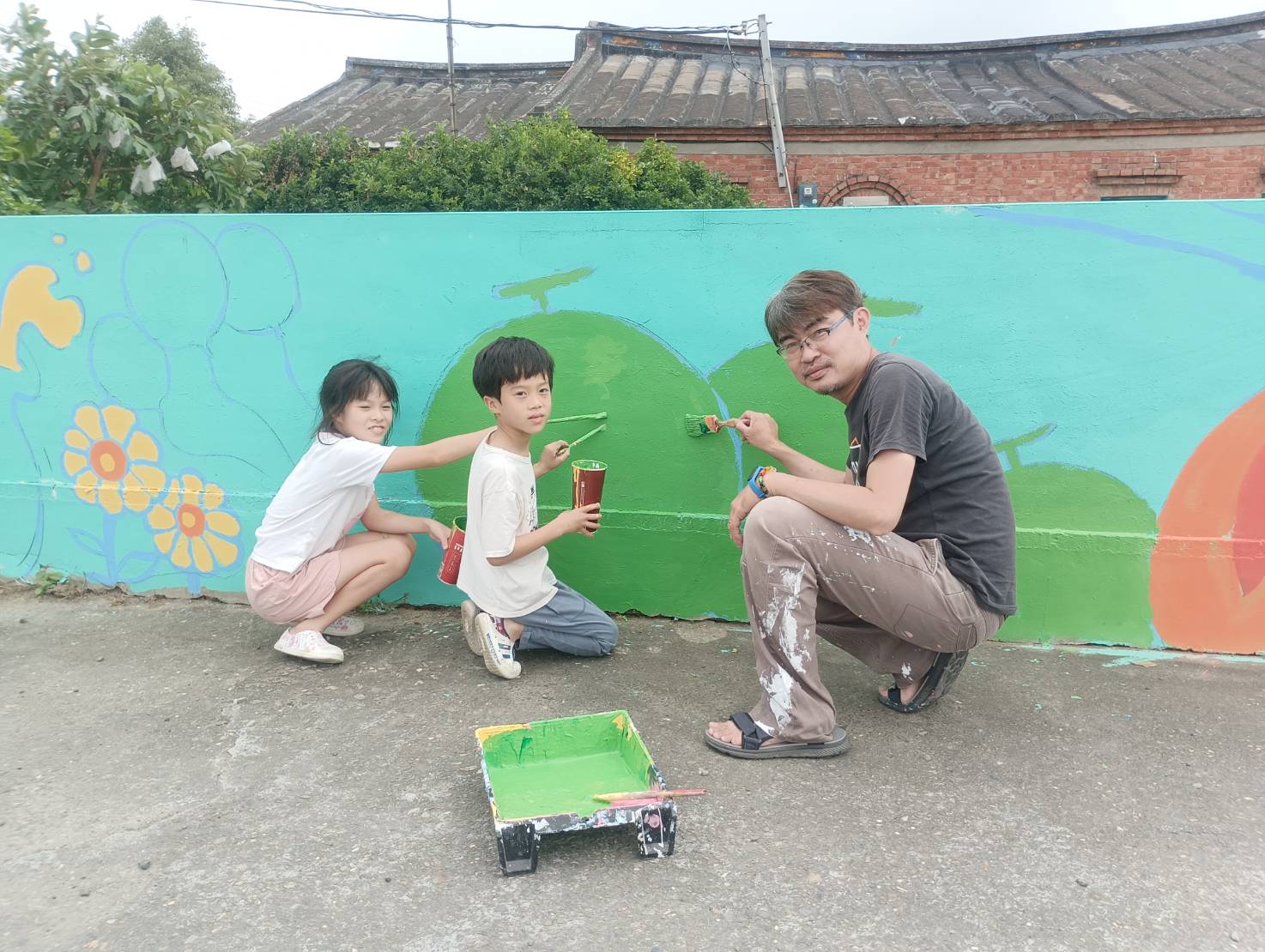 台灣原創插畫彩繪村---蔬食市集開跑 7年前由全台100位插畫家接力完成的台灣原插畫彩繪村