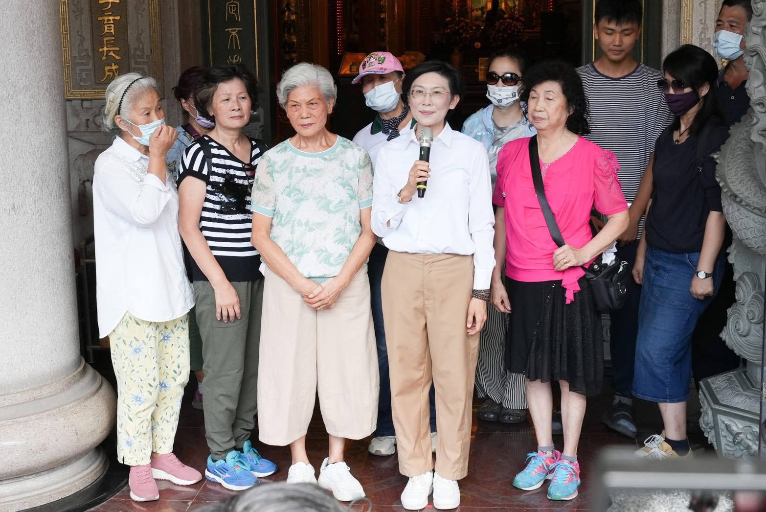 林岱樺偕母上香祈福 誓言清白正直服務市民