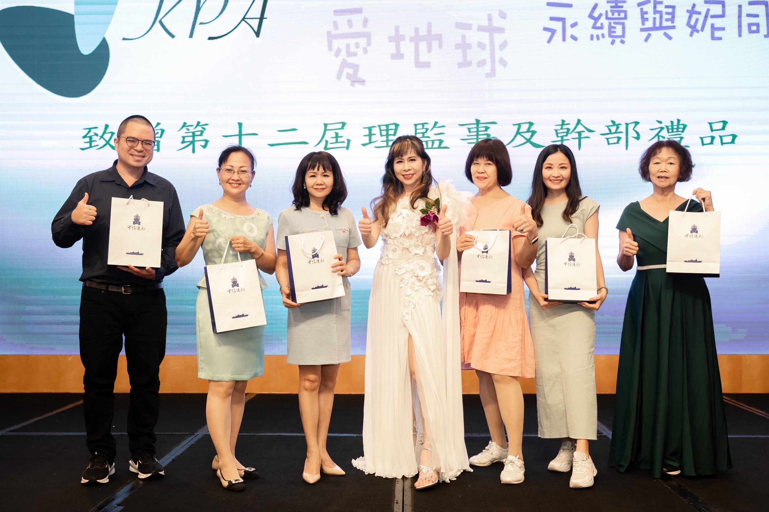 高雄市愛樂協會理事長交接典禮現場，氣氛熱烈、樂音悠揚，見證協會的榮耀時刻與嶄新起點。