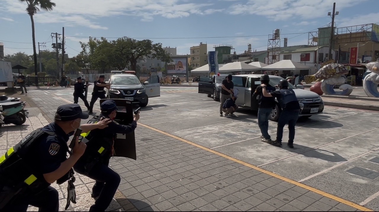 枋寮警結合鐵路警察防搶演練  波波與麗麗吸睛民眾