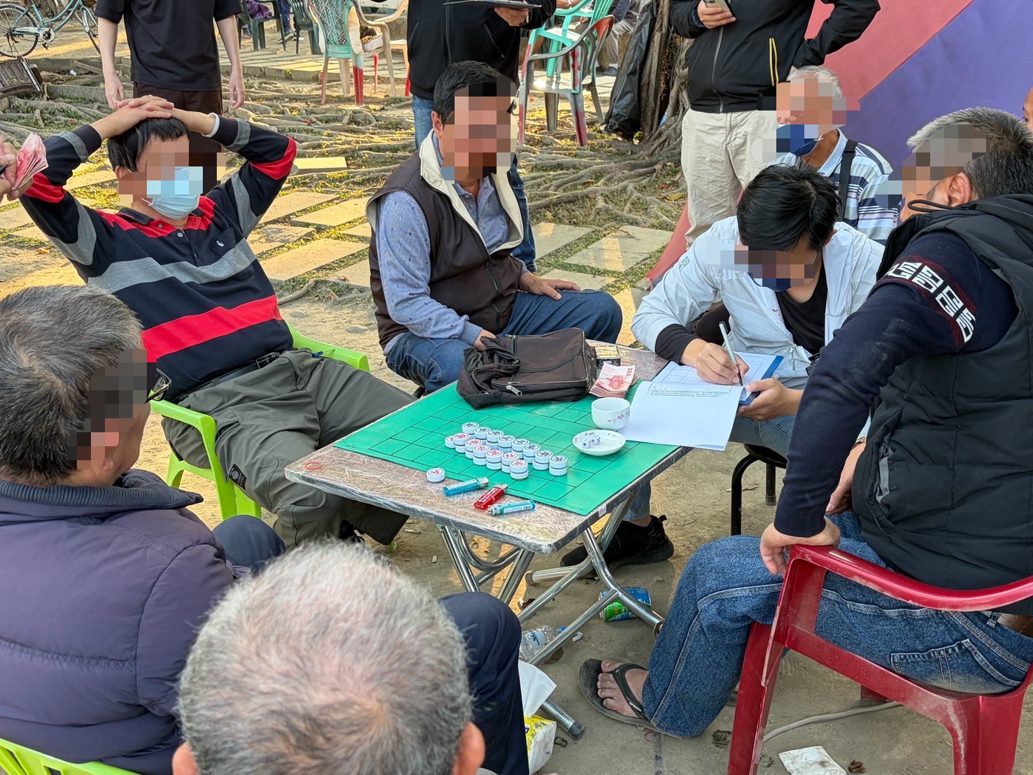 年前賭一波，公園聚賭遭警一舉破獲