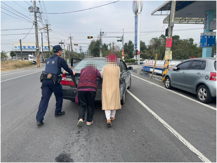 法師開車拋錨路中央 警方路過解圍