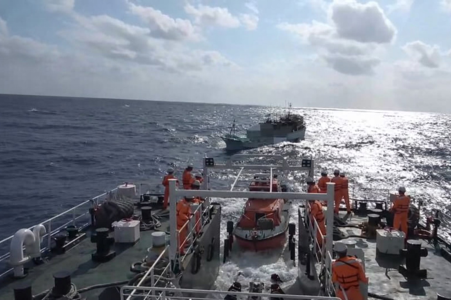 大年初一我遠洋漁船印籍船工昏迷 海巡五百浬惡浪馳援接力後送就醫